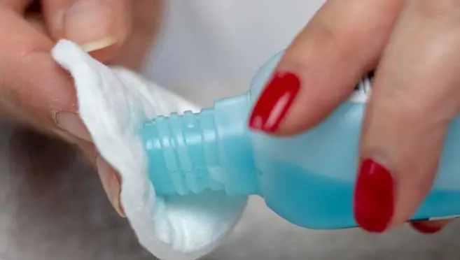 Apply Nail Polish Remover